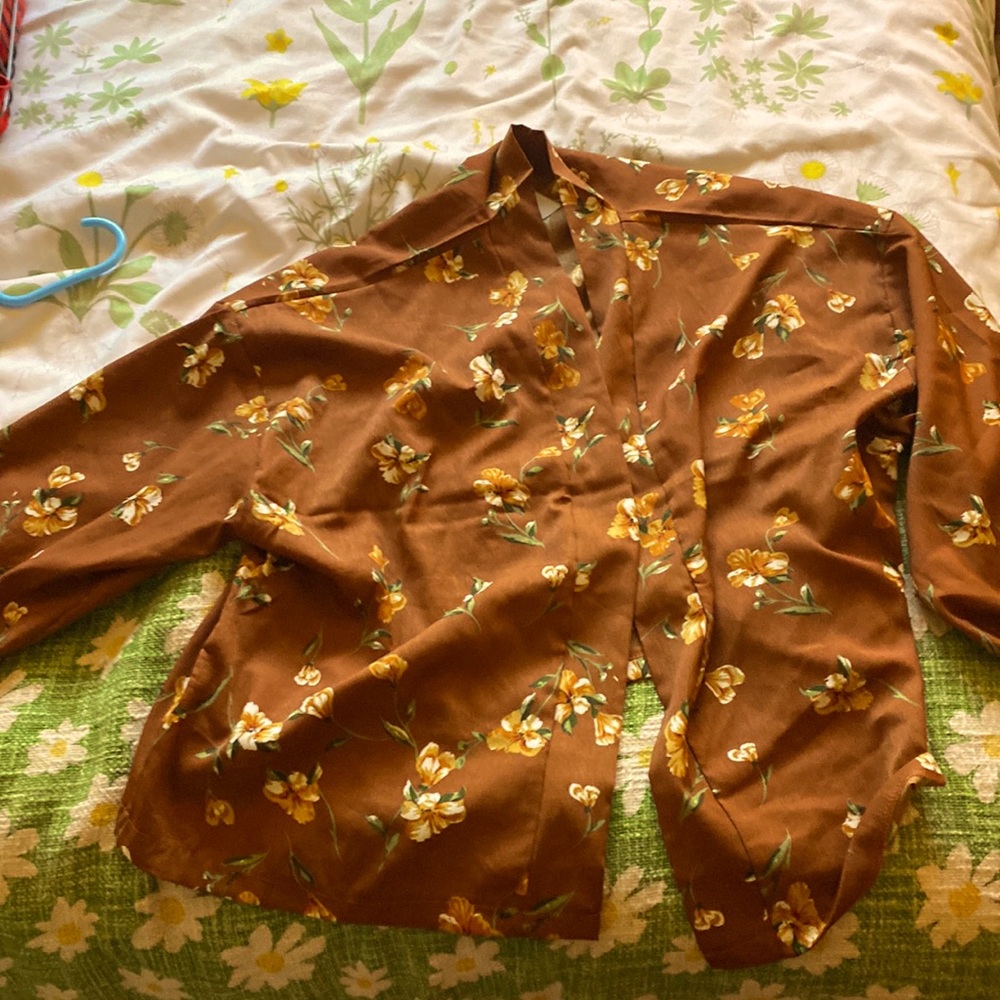 ✨🌼🍂NWT Stunning Brown Floral blouse! 🍂🌼✨